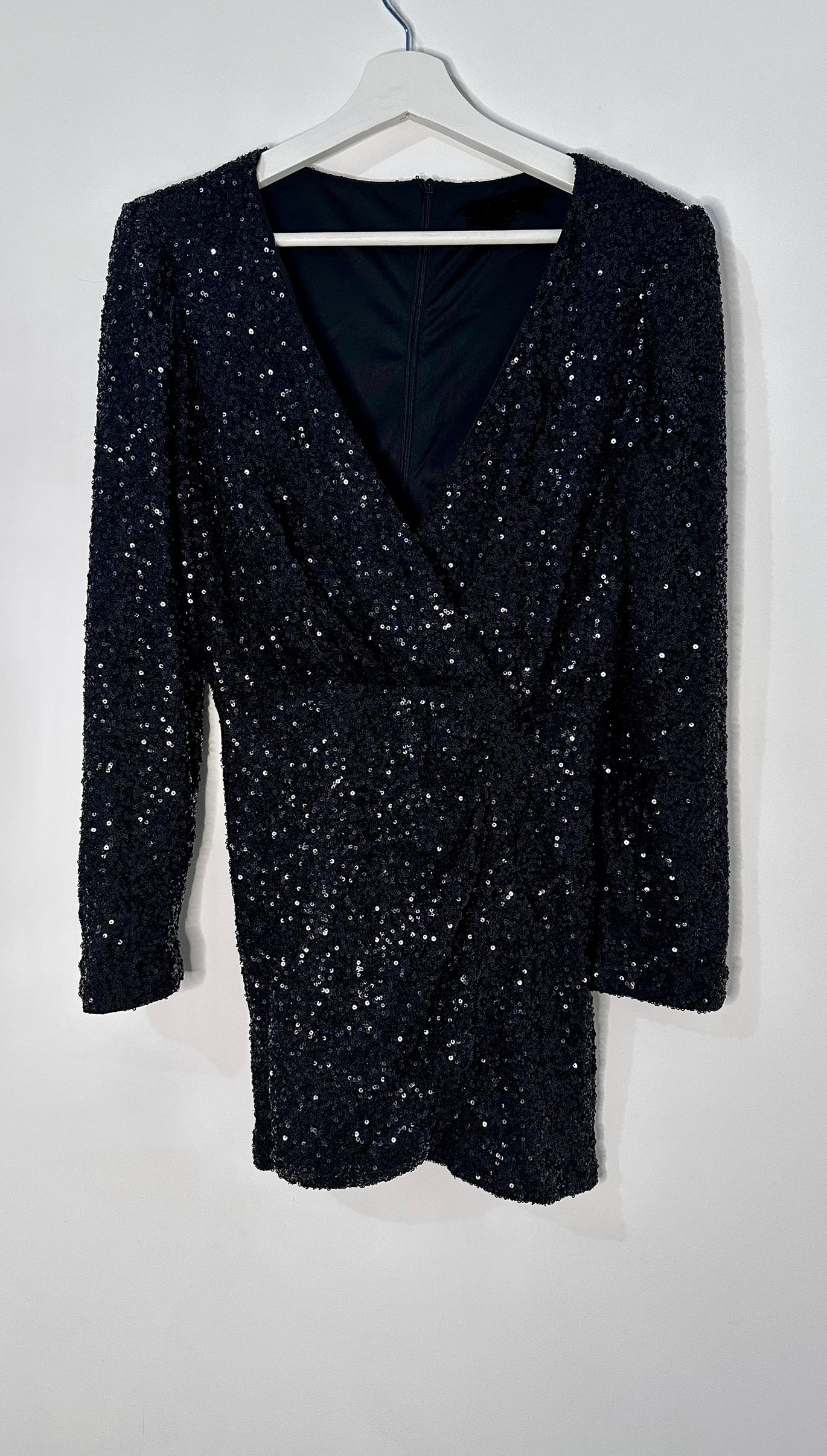ROBE COURTE EN SEQUINS A DÉFAUT